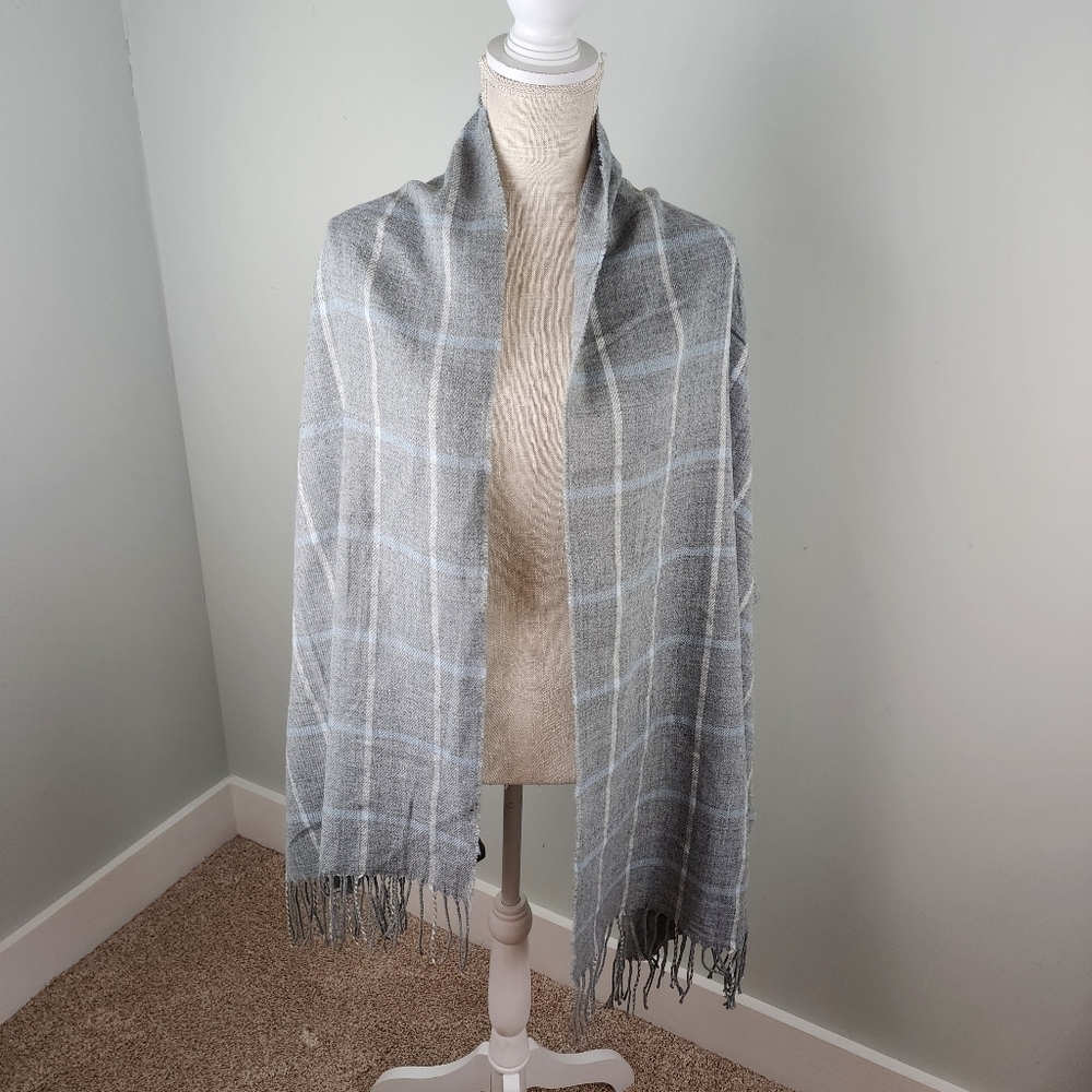 Banana Republic Women's Scarf or Wrap. Fringed Hem. Very Versatile. One Size